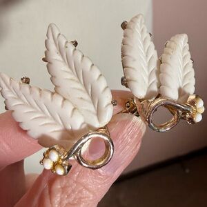 Vintage 1940 50 Retro White Carved Lucite Leave Floral Oversized Earrings